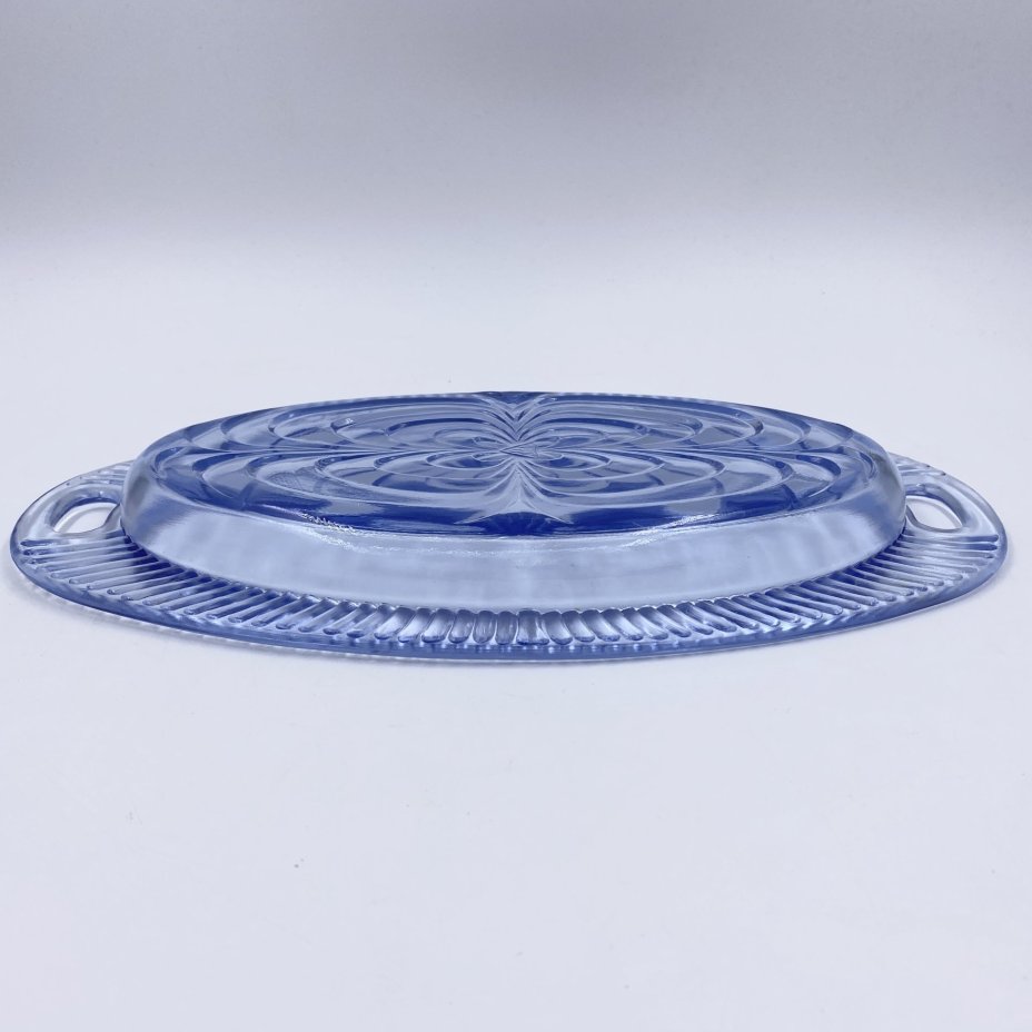 Блюдо сервировочное, украшенное рельефным декором, ЗОС, цветное стекло