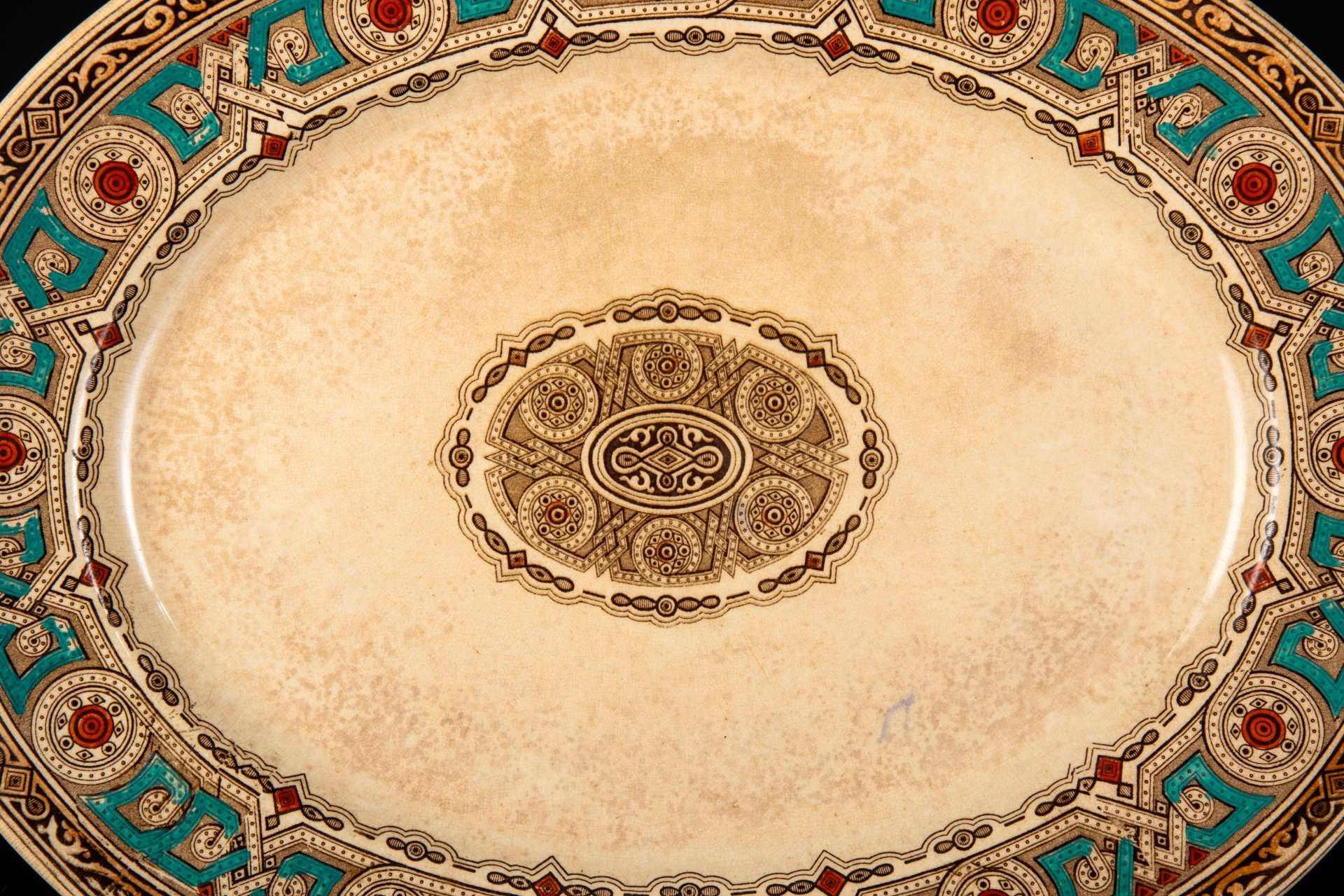 Блюдо овальной формы с орнаментом в ренессансном стиле