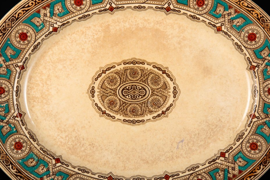 Блюдо овальной формы с орнаментом в ренессансном стиле