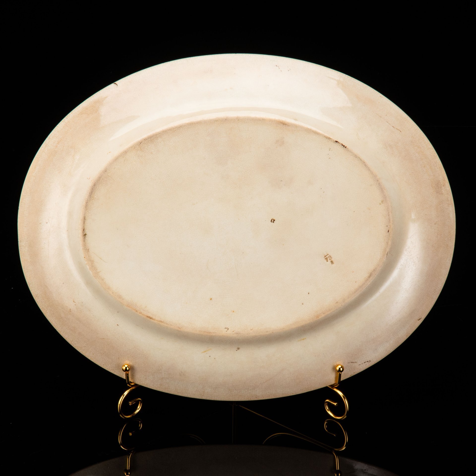 Блюдо овальной формы с орнаментом в ренессансном стиле