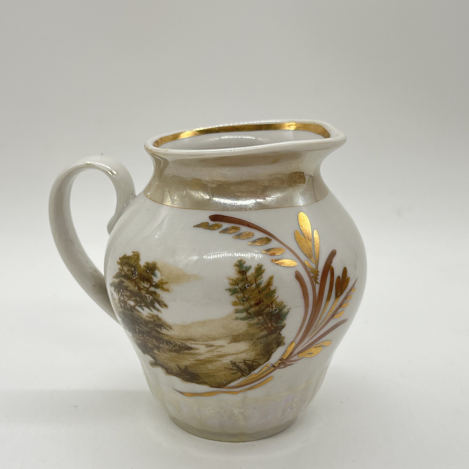 Сливочник (молочник), украшенный изображением пейзажа, фарфор, деколь, золочение, люстр, Дулевский фарфоровый завод (Дулёво), Дулевский фарфоровый завод (Дулёво)