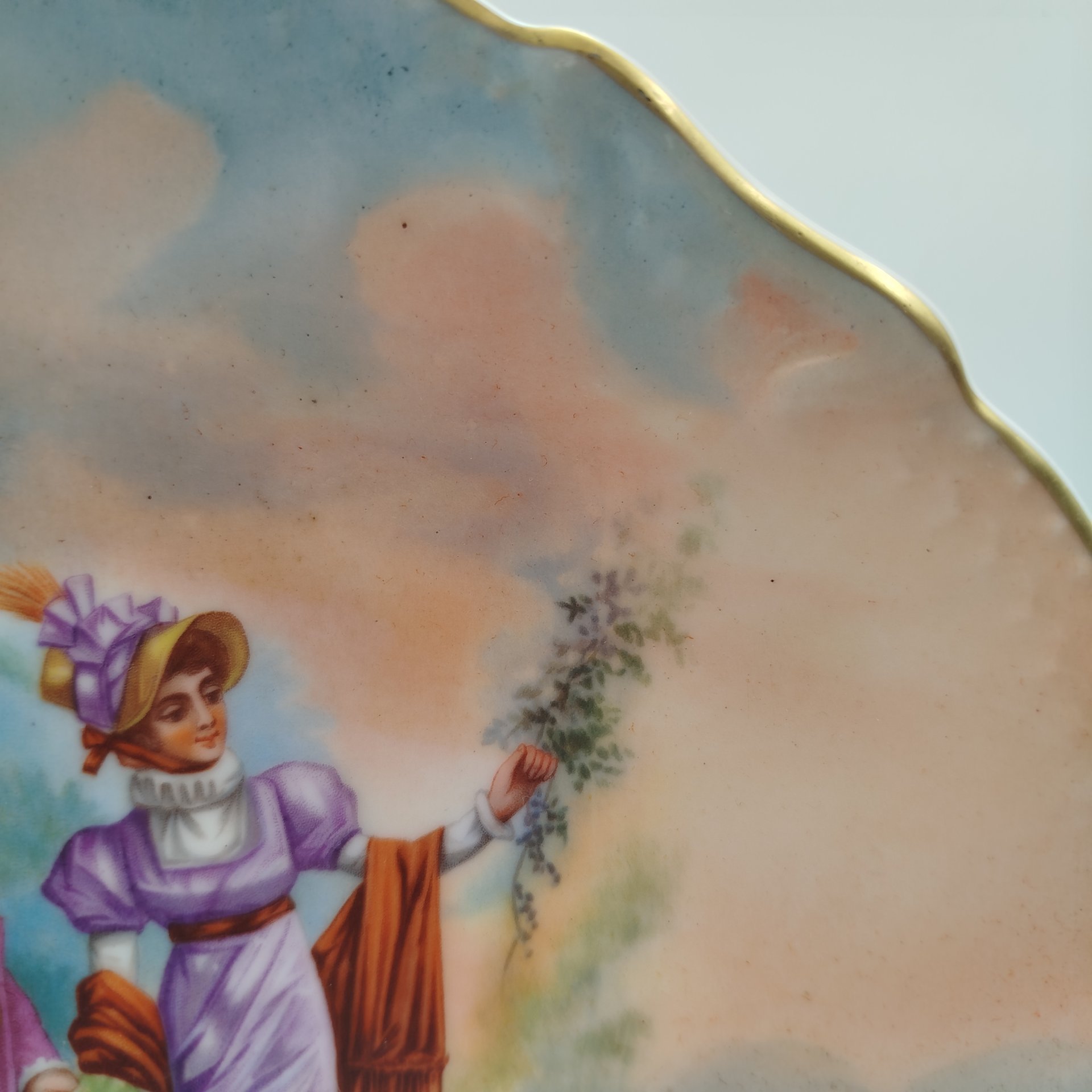 Блюдо декоративное "Прогулка" с фигурным бортом, подпись Bald, фарфор, деколь с подрисовкой, золочение, Limoges, Франция, 1920-1950 гг., Limoges