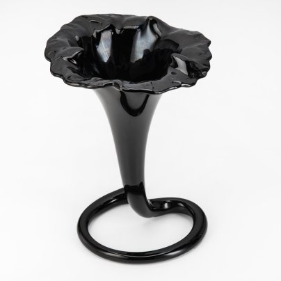 Ваза черного оттенка в виде цветка лилии, стекло, Европа, 1970-1990 гг.