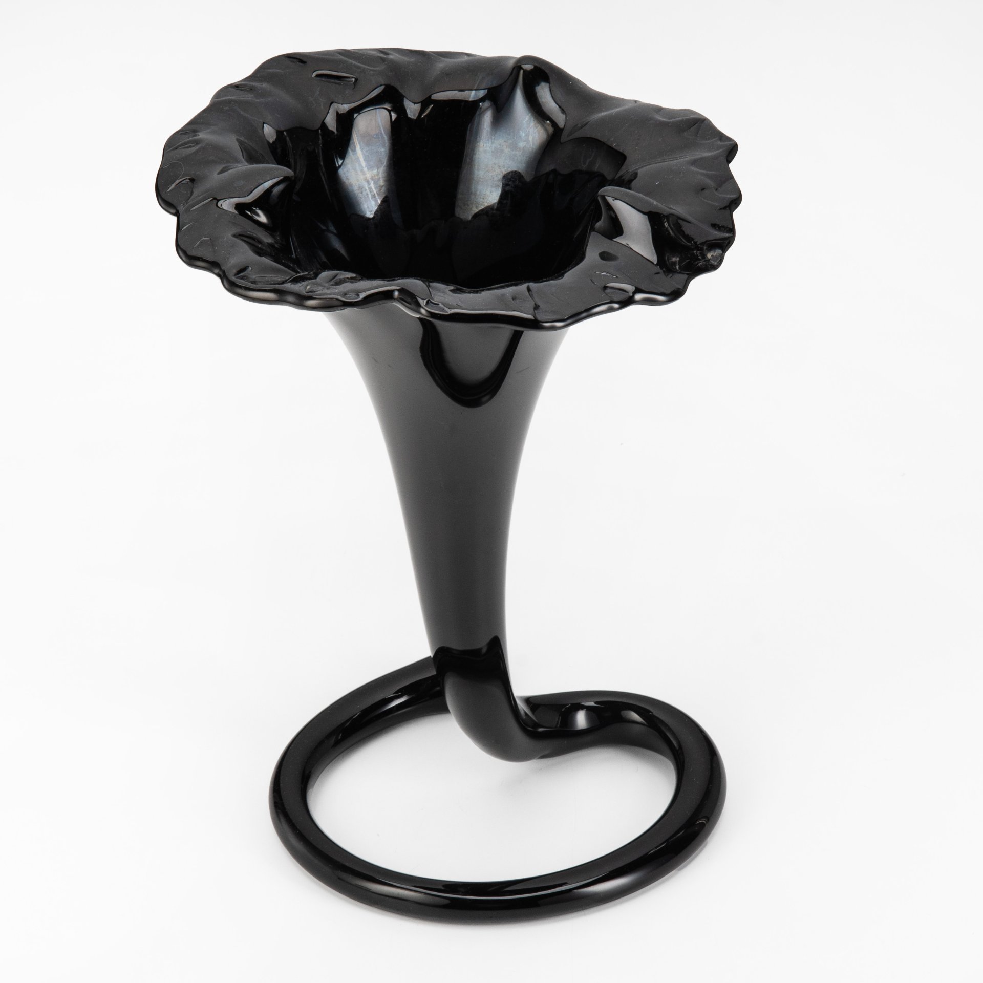 Ваза черного оттенка в виде цветка лилии, стекло, Европа, 1970-1990 гг.
