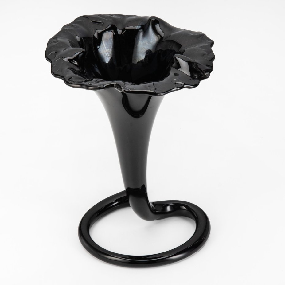 Ваза черного оттенка в виде цветка лилии, стекло, Европа, 1970-1990 гг.