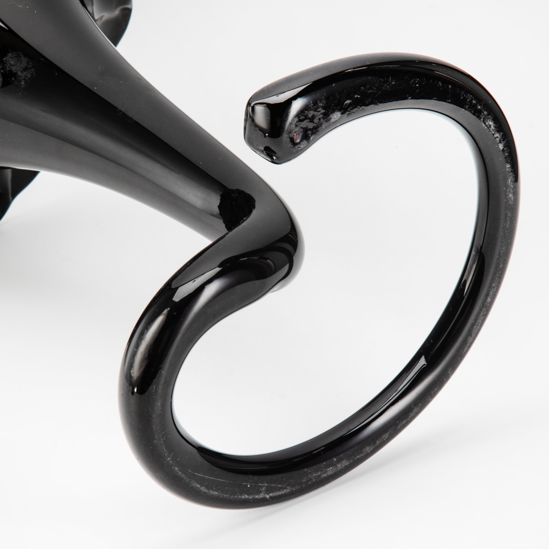 Ваза черного оттенка в виде цветка лилии, стекло, Европа, 1970-1990 гг.