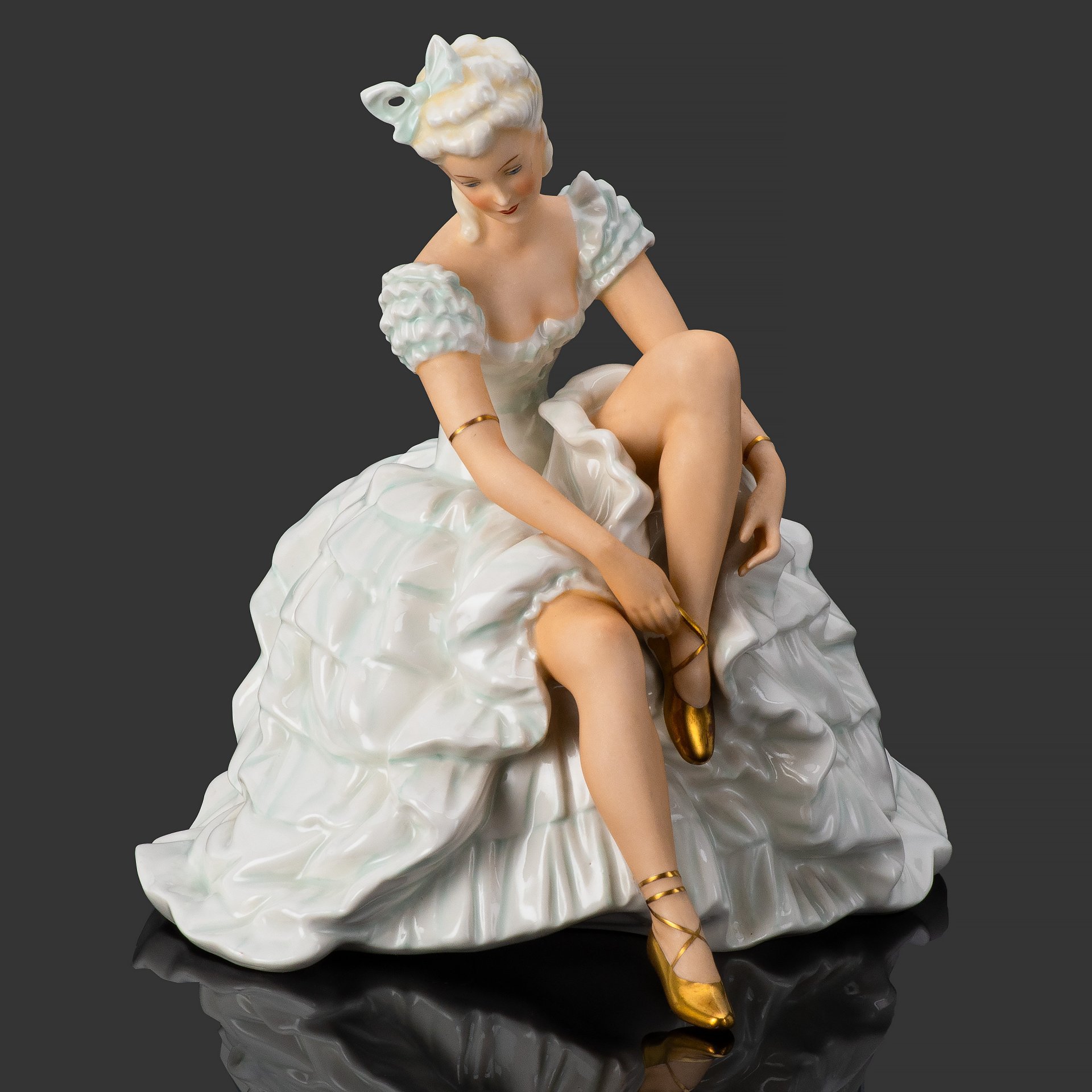 Статуэтка "Балерина, завязывающая пуанты", фарфор, роспись, золочение, VEB Schaubach Kunst Lichte-Wallendorf, Германия, 1953-1962 гг.