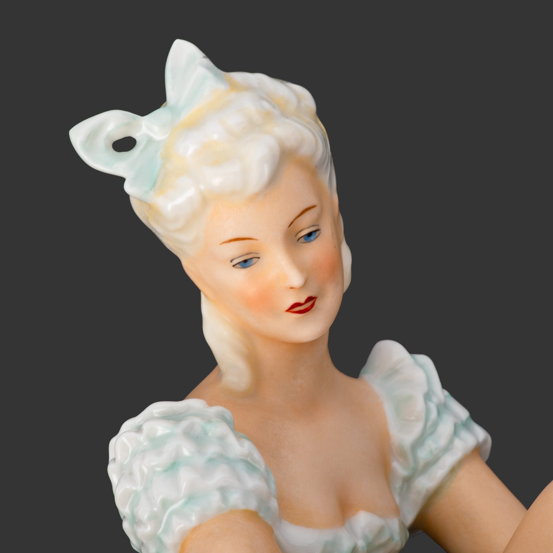 Статуэтка "Балерина, завязывающая пуанты", фарфор, роспись, золочение, VEB Schaubach Kunst Lichte-Wallendorf, Германия, 1953-1962 гг.