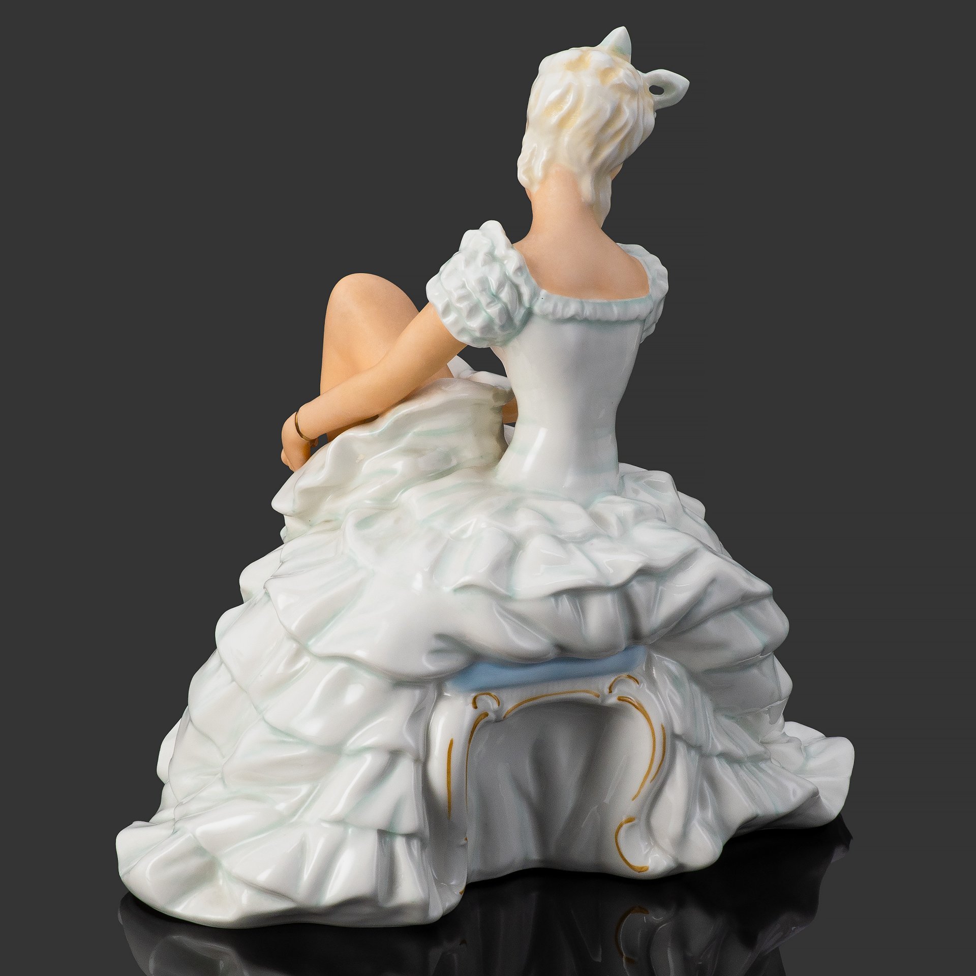 Статуэтка "Балерина, завязывающая пуанты", фарфор, роспись, золочение, VEB Schaubach Kunst Lichte-Wallendorf, Германия, 1953-1962 гг.