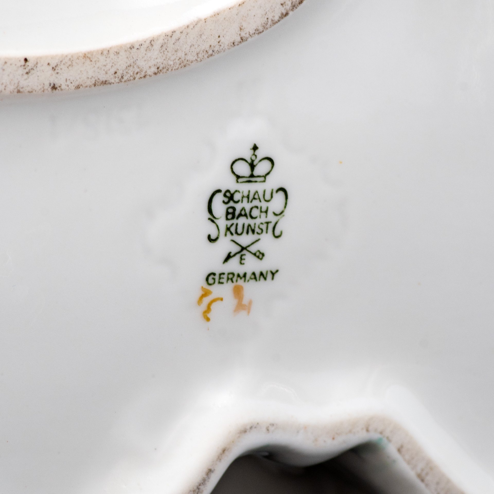 Статуэтка "Балерина, завязывающая пуанты", фарфор, роспись, золочение, VEB Schaubach Kunst Lichte-Wallendorf, Германия, 1953-1962 гг.