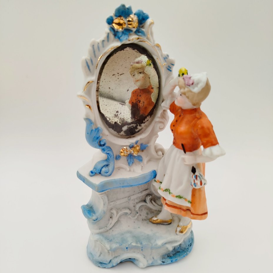 Статуэтка "Дамский утренний туалет", бисквит, роспись, золочение, зеркало, Западная Европа, 1960-1980 гг.