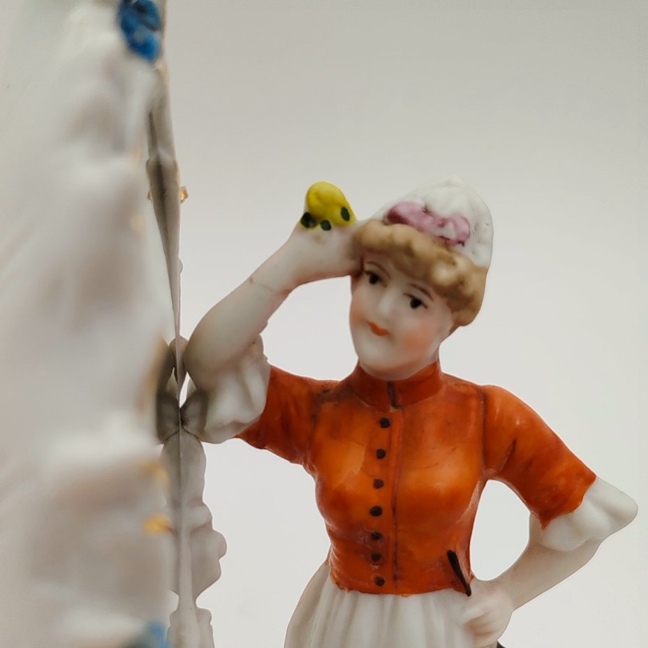 Статуэтка "Дамский утренний туалет"