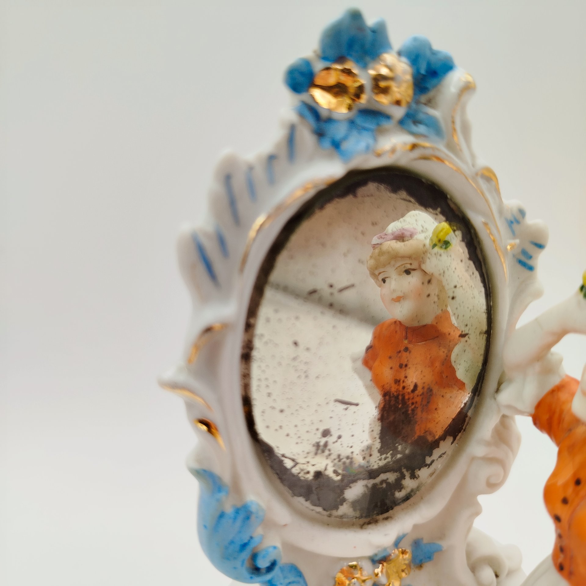 Статуэтка "Дамский утренний туалет", бисквит, роспись, золочение, зеркало, Западная Европа, 1960-1980 гг.