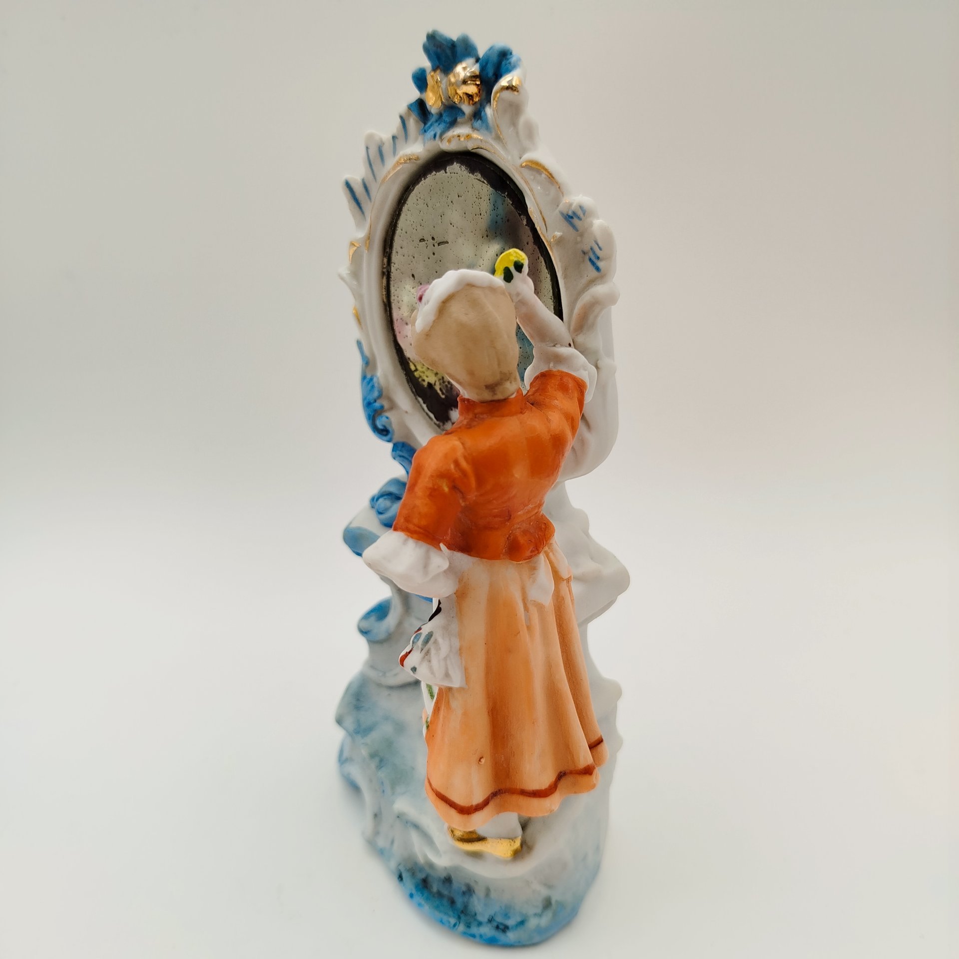 Статуэтка "Дамский утренний туалет", бисквит, роспись, золочение, зеркало, Западная Европа, 1960-1980 гг.