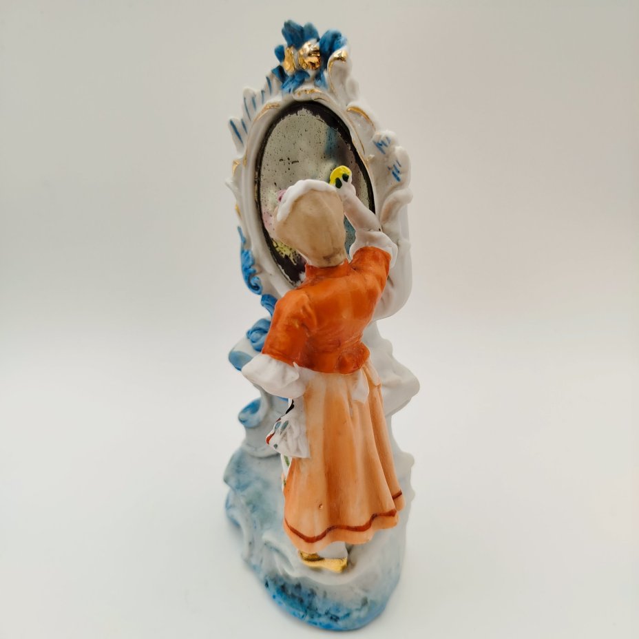 Статуэтка "Дамский утренний туалет"