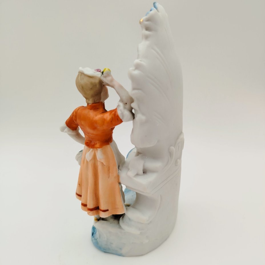 Статуэтка "Дамский утренний туалет"