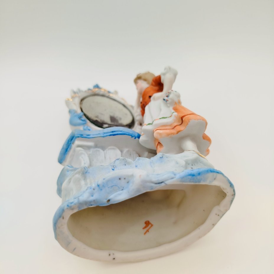 Статуэтка "Дамский утренний туалет"