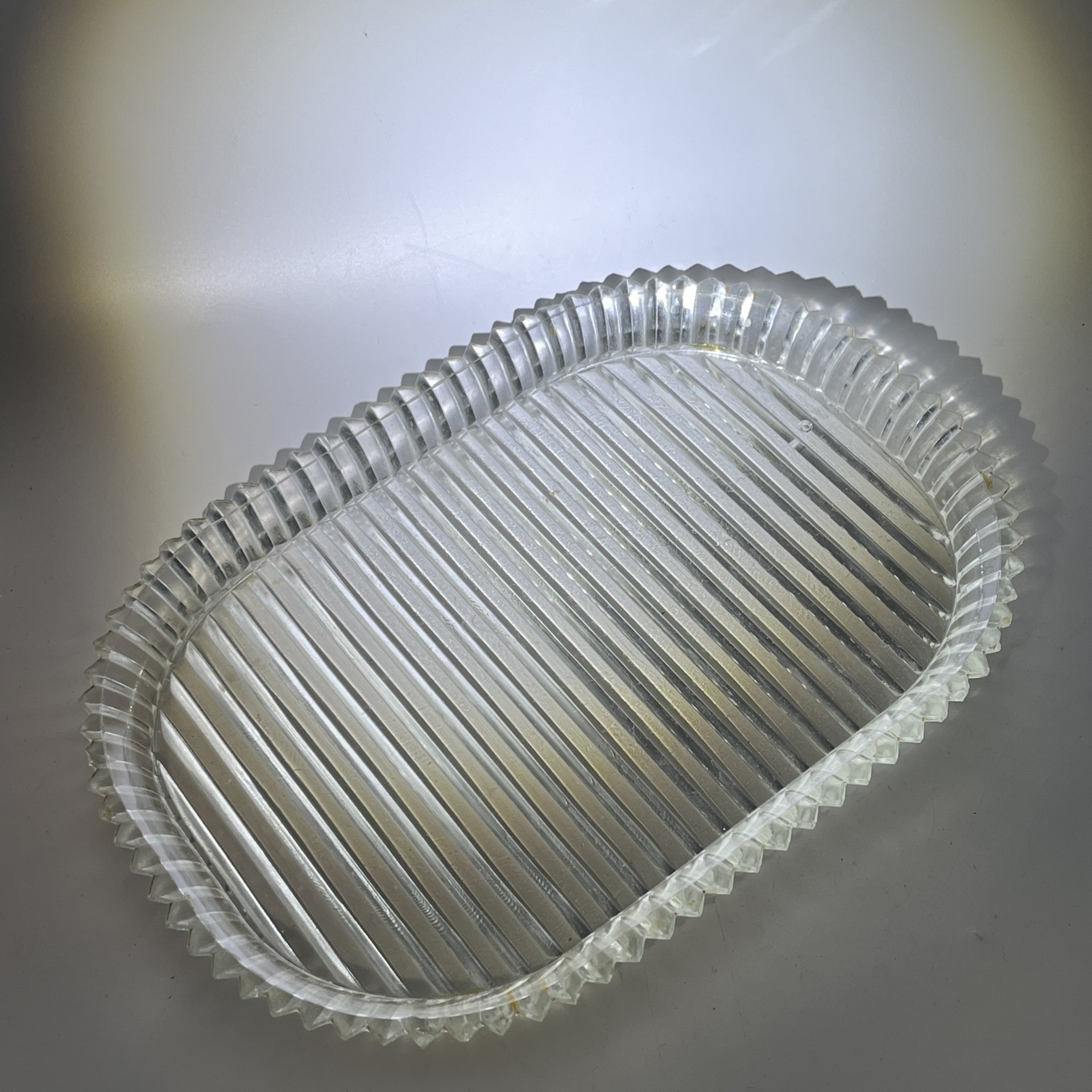 Сервировочный поднос овальной формы с декором в виде рельефных полос, стекло, пресс, СССР, 1970-1990 гг.