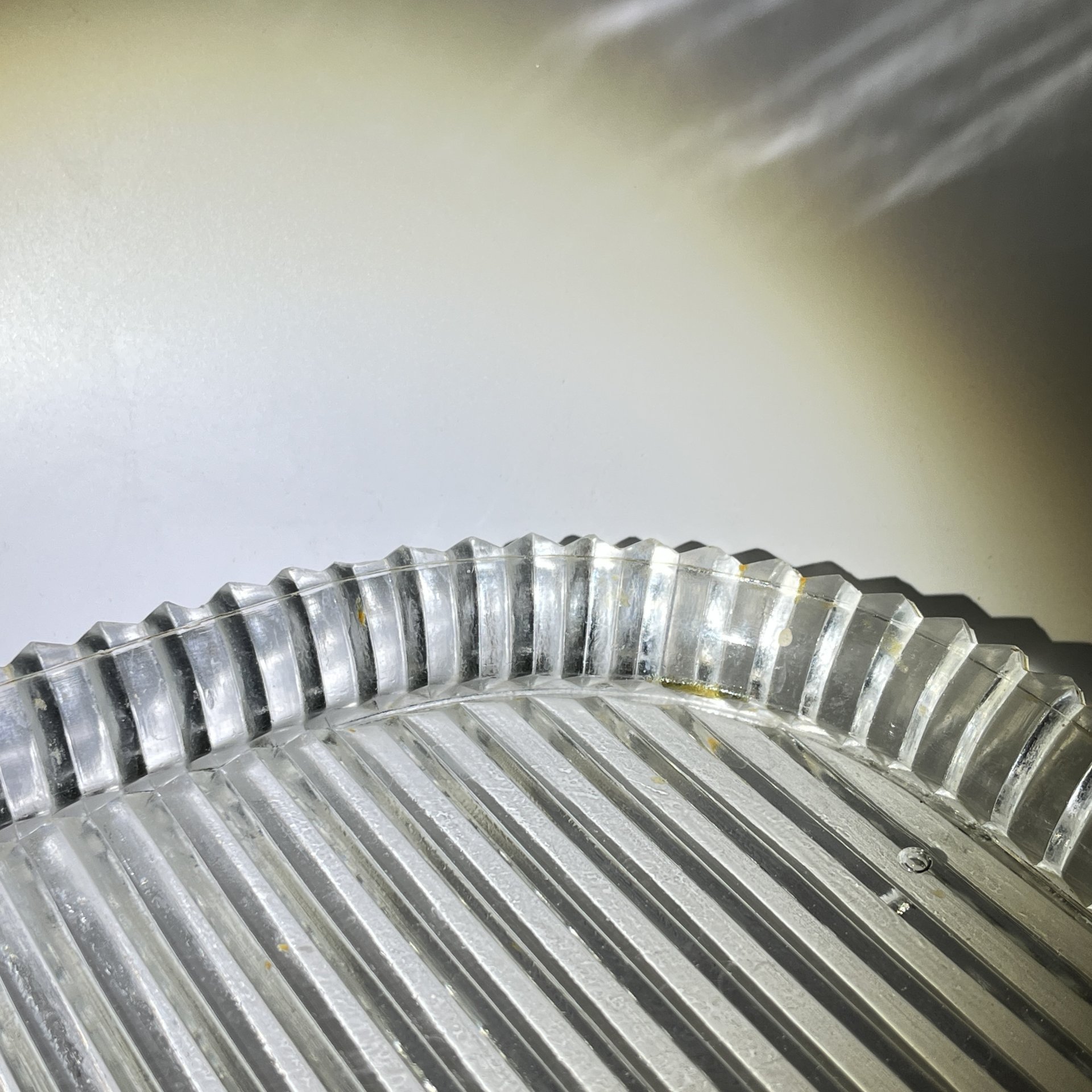 Сервировочный поднос овальной формы с декором в виде рельефных полос, стекло, пресс, СССР, 1970-1990 гг.