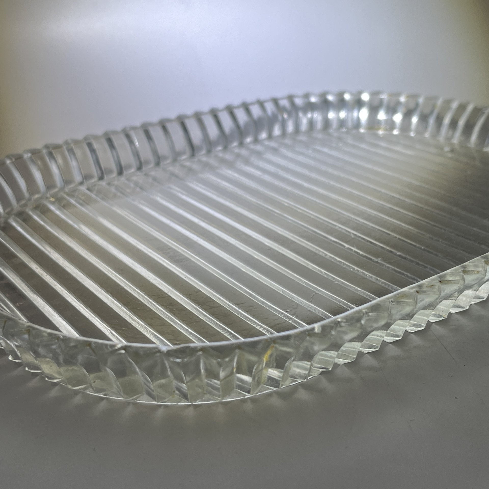 Сервировочный поднос овальной формы с декором в виде рельефных полос, стекло, пресс, СССР, 1970-1990 гг.
