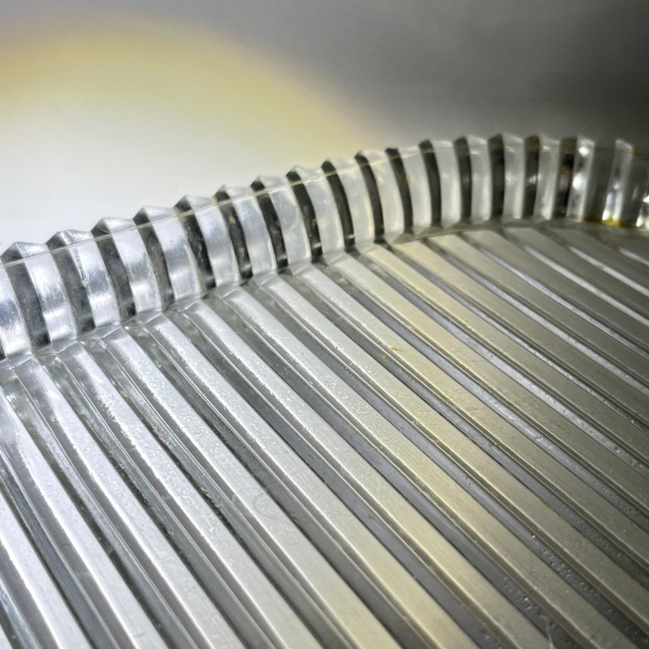 Сервировочный поднос овальной формы с декором в виде рельефных полос