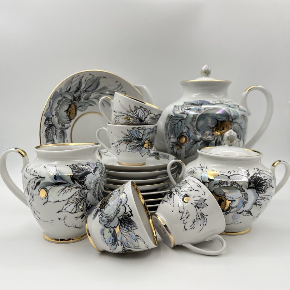 Сервиз кофейный "Жемчужный" на 4 персоны (16 предметов), автор формы "Весенняя" Яковлева С.Е., автор рисунка Семенова А.Н., фарфор, люстр, деколь, золочение, Ленинградский фарфоровый завод (ЛФЗ), СССР, 1970-1991 гг.