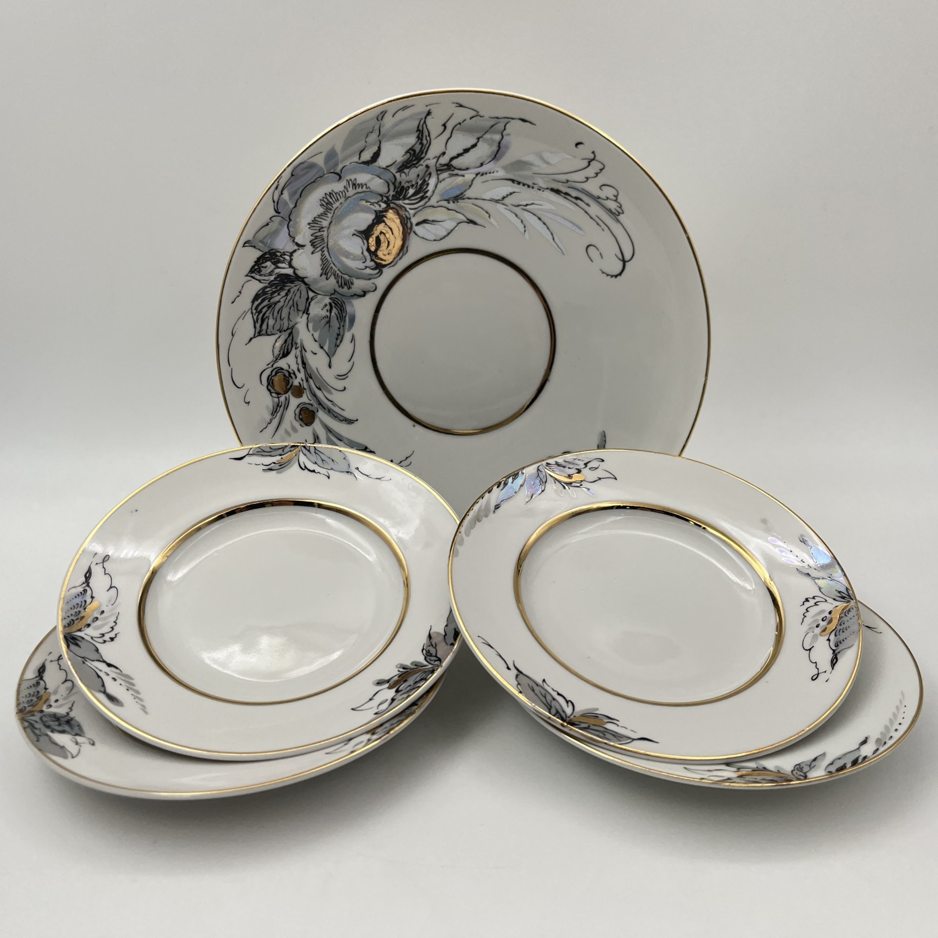 Сервиз кофейный "Жемчужный" на 4 персоны (16 предметов), автор формы "Весенняя" Яковлева С.Е., автор рисунка Семенова А.Н., фарфор, люстр, деколь, золочение, Ленинградский фарфоровый завод (ЛФЗ), СССР, 1970-1991 гг.