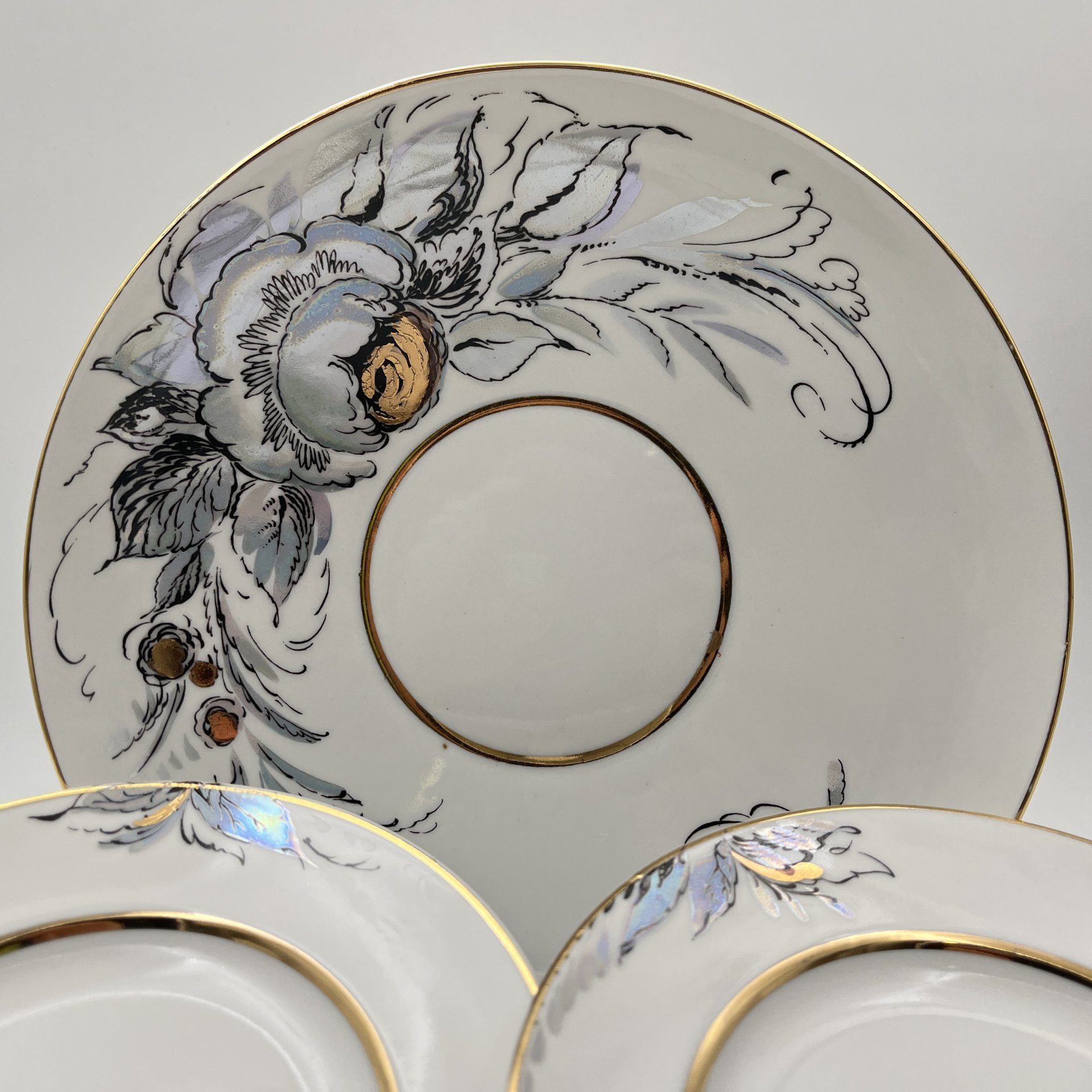 Сервиз кофейный "Жемчужный" на 4 персоны (16 предметов), автор формы "Весенняя" Яковлева С.Е., автор рисунка Семенова А.Н., фарфор, люстр, деколь, золочение, Ленинградский фарфоровый завод (ЛФЗ), СССР, 1970-1991 гг.