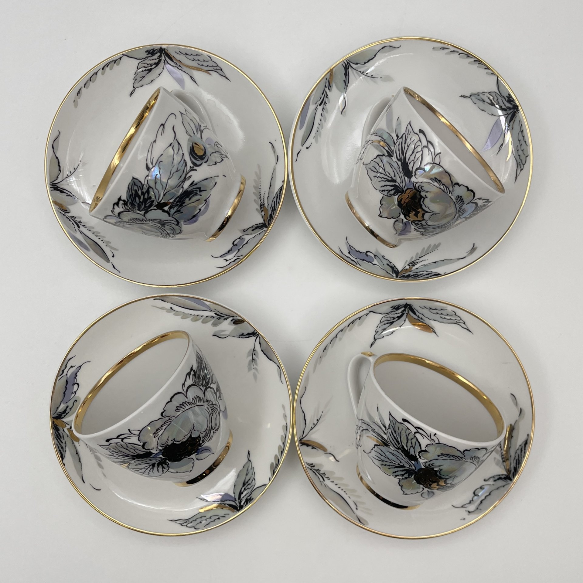 Сервиз кофейный "Жемчужный" на 4 персоны (16 предметов), автор формы "Весенняя" Яковлева С.Е., автор рисунка Семенова А.Н., фарфор, люстр, деколь, золочение, Ленинградский фарфоровый завод (ЛФЗ), СССР, 1970-1991 гг.