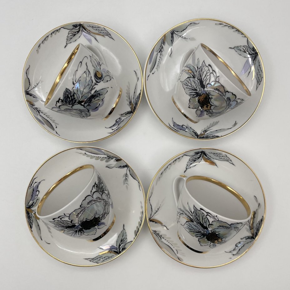 Сервиз кофейный "Жемчужный" на 4 персоны (16 предметов), автор формы "Весенняя" Яковлева С.Е., автор рисунка Семенова А.Н., фарфор, люстр, деколь, золочение, Ленинградский фарфоровый завод (ЛФЗ), СССР, 1970-1991 гг.