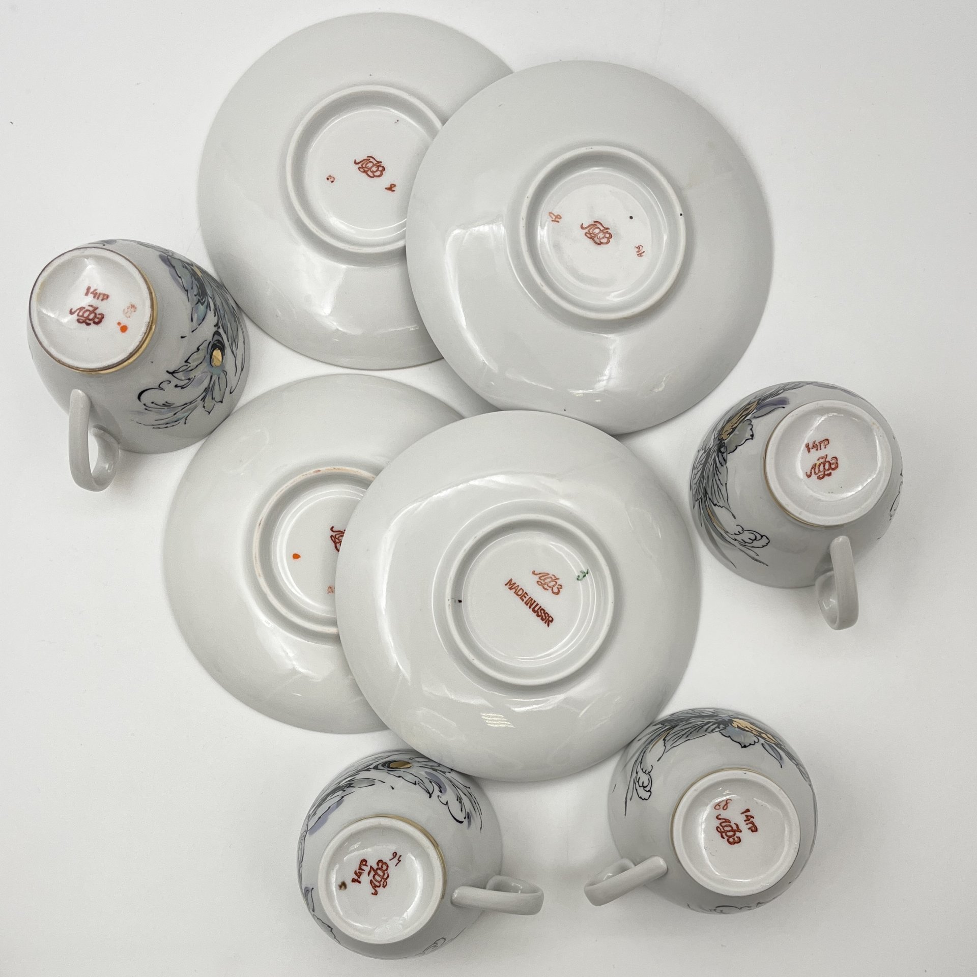 Сервиз кофейный "Жемчужный" на 4 персоны (16 предметов), автор формы "Весенняя" Яковлева С.Е., автор рисунка Семенова А.Н., фарфор, люстр, деколь, золочение, Ленинградский фарфоровый завод (ЛФЗ), СССР, 1970-1991 гг.