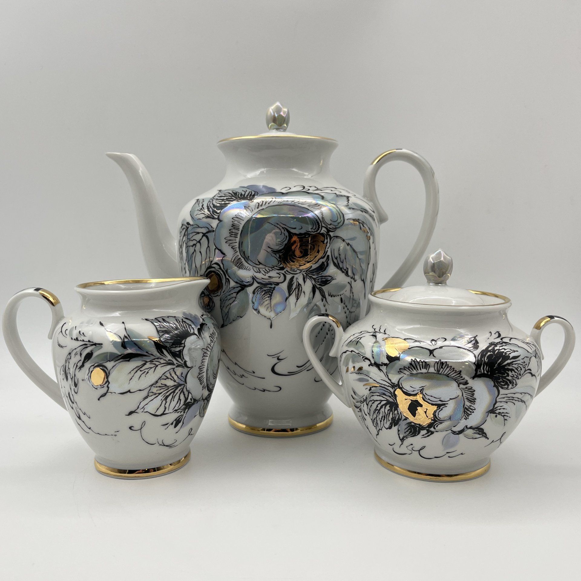 Сервиз кофейный "Жемчужный" на 4 персоны (16 предметов), автор формы "Весенняя" Яковлева С.Е., автор рисунка Семенова А.Н., фарфор, люстр, деколь, золочение, Ленинградский фарфоровый завод (ЛФЗ), СССР, 1970-1991 гг.