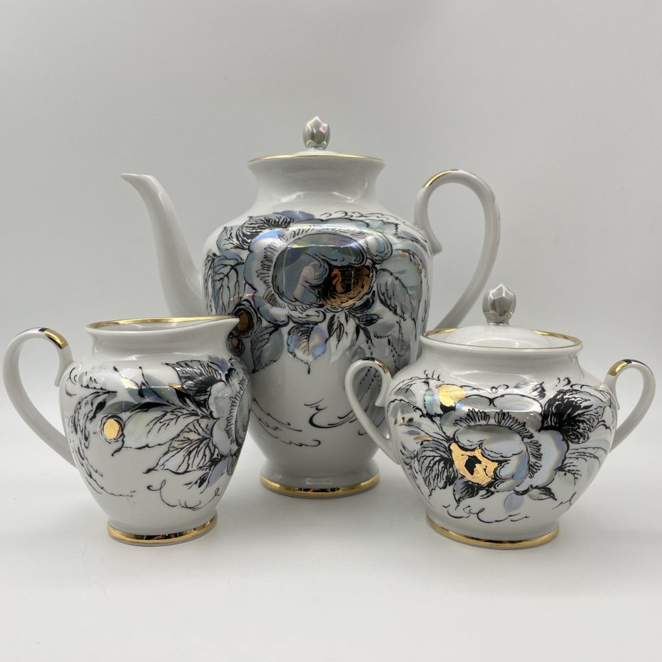 Сервиз кофейный "Жемчужный" на 4 персоны (16 предметов), автор формы "Весенняя" Яковлева С.Е., автор рисунка Семенова А.Н., фарфор, люстр, деколь, золочение, Ленинградский фарфоровый завод (ЛФЗ), СССР, 1970-1991 гг.