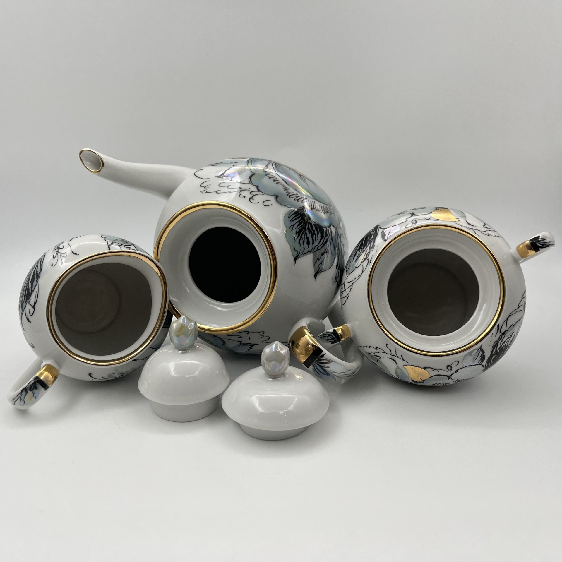 Сервиз кофейный "Жемчужный" на 4 персоны (16 предметов), автор формы "Весенняя" Яковлева С.Е., автор рисунка Семенова А.Н., фарфор, люстр, деколь, золочение, Ленинградский фарфоровый завод (ЛФЗ), СССР, 1970-1991 гг.