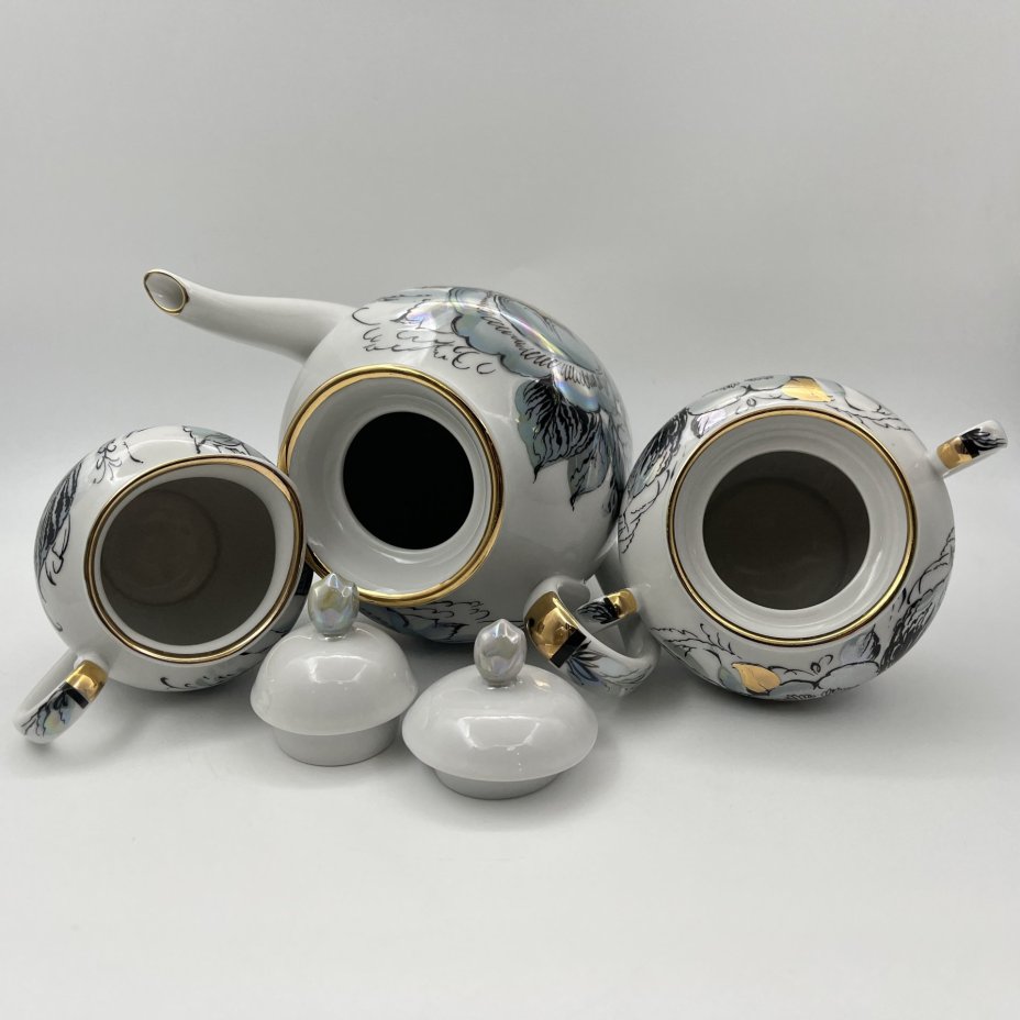 Сервиз кофейный "Жемчужный" на 4 персоны (16 предметов), автор формы "Весенняя" Яковлева С.Е., автор рисунка Семенова А.Н., фарфор, люстр, деколь, золочение, Ленинградский фарфоровый завод (ЛФЗ), СССР, 1970-1991 гг.