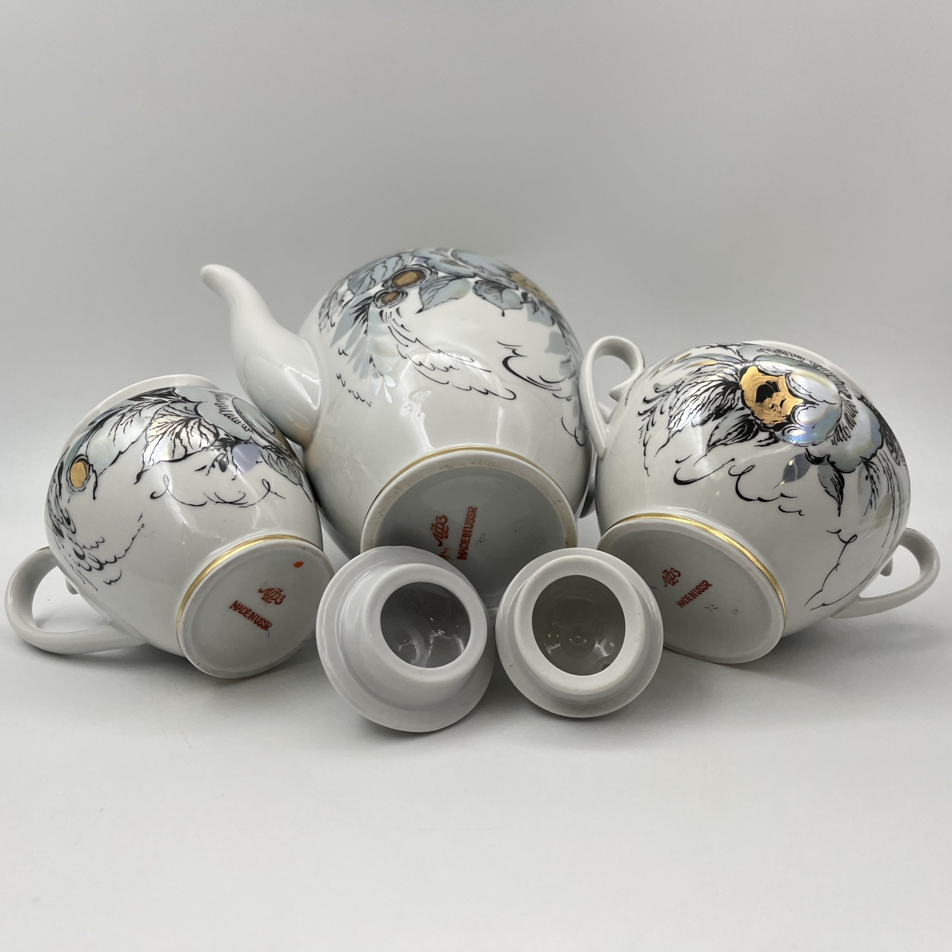 Сервиз кофейный "Жемчужный" на 4 персоны (16 предметов), автор формы "Весенняя" Яковлева С.Е., автор рисунка Семенова А.Н., фарфор, люстр, деколь, золочение, Ленинградский фарфоровый завод (ЛФЗ), СССР, 1970-1991 гг.