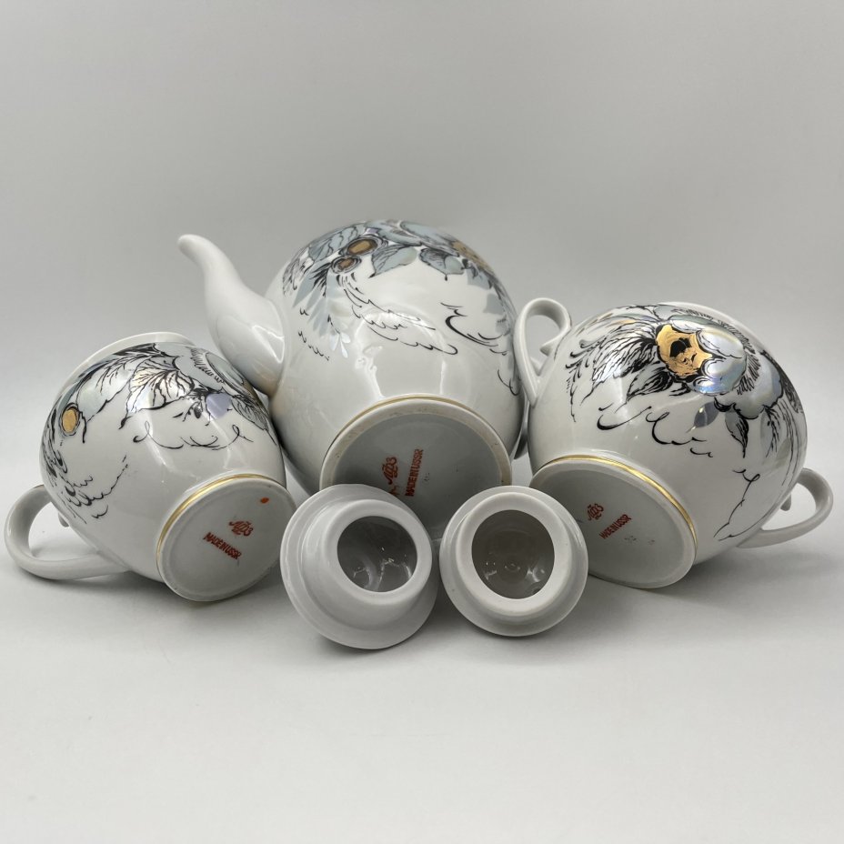 Сервиз кофейный "Жемчужный" на 4 персоны (16 предметов), автор формы "Весенняя" Яковлева С.Е., автор рисунка Семенова А.Н., фарфор, люстр, деколь, золочение, Ленинградский фарфоровый завод (ЛФЗ), СССР, 1970-1991 гг.