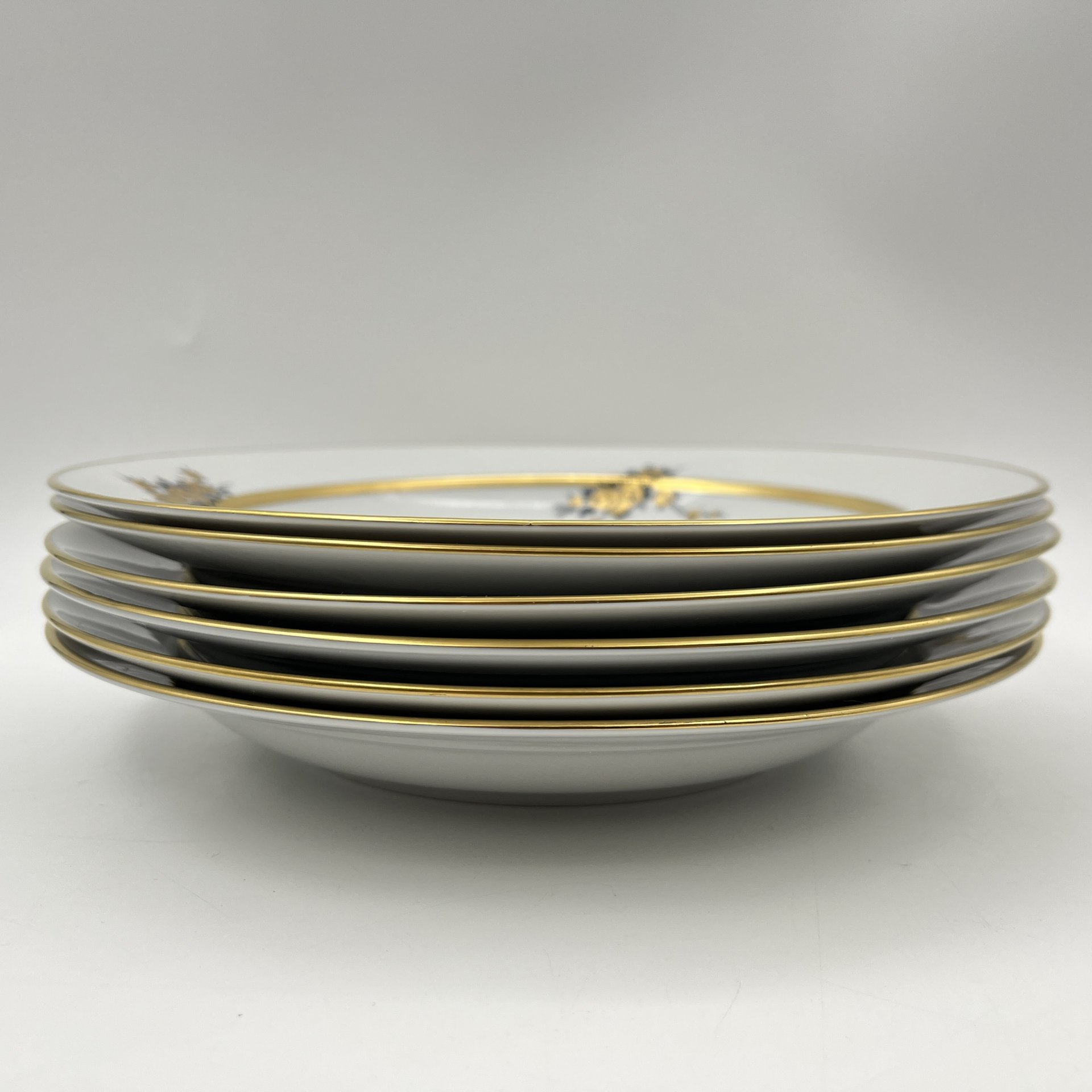 Набор из шести суповых тарелок с цветочным декором золотистого цвета, фарфор, деколь, золочение, Graf Von Henneberg Porzellan, 1777 Jlmenau, ГДР, 1973-1977 гг.