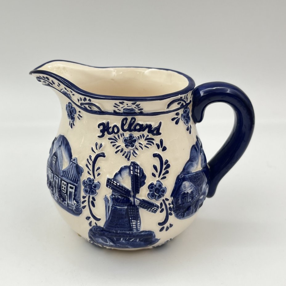 Молочник "Holland" с рельефным декором, фарфор, роспись, Нидерланды, 1980-2000 гг.