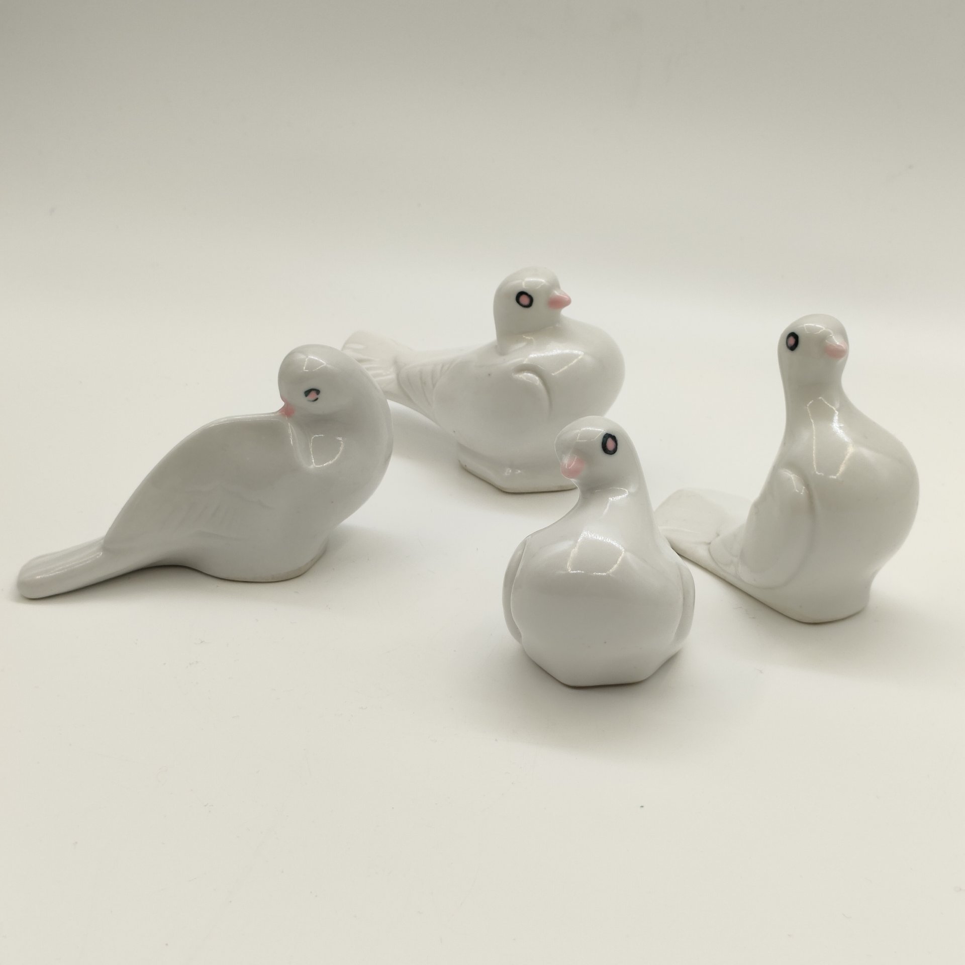 Набор из 4-х статуэток "Белые голуби", фарфор, роспись, Восточная Европа, 1990-2015 гг.