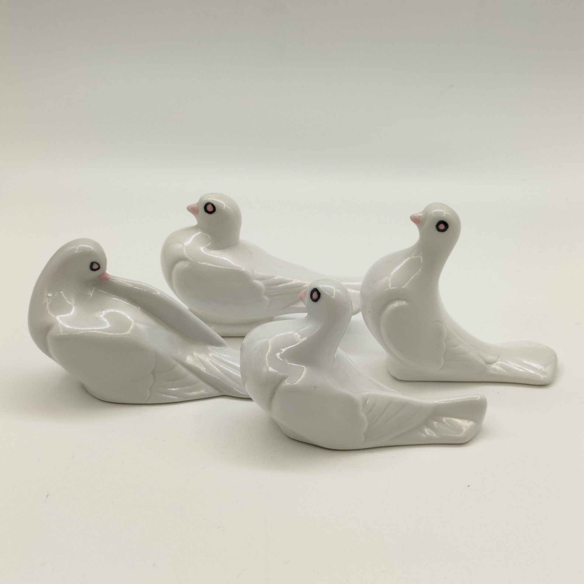 Набор из 4-х статуэток "Белые голуби", фарфор, роспись, Восточная Европа, 1990-2015 гг.