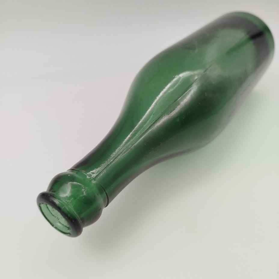 Бутылка зеленого цвета