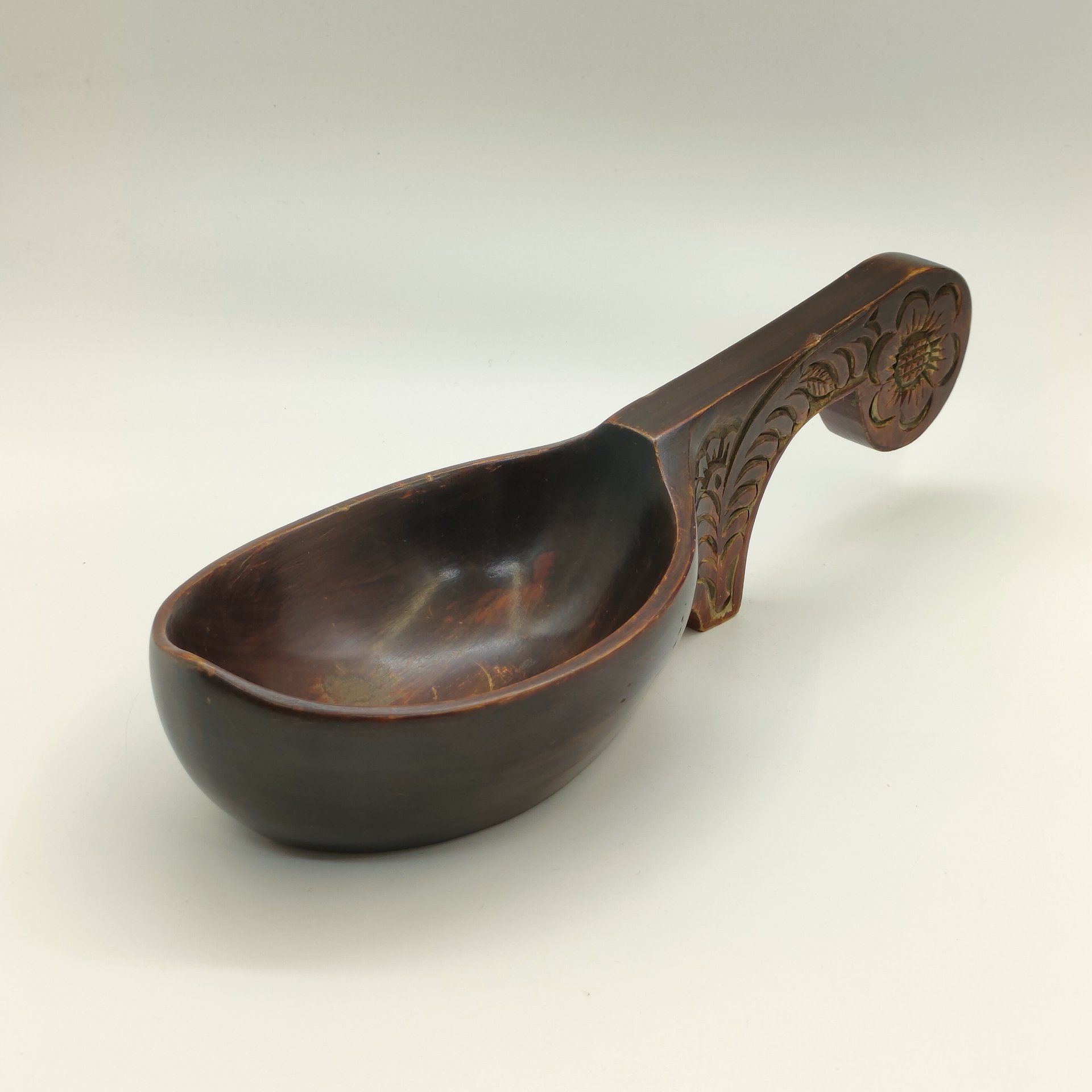 Ковш (черпак) в русском стиле, украшенный цветочным декором