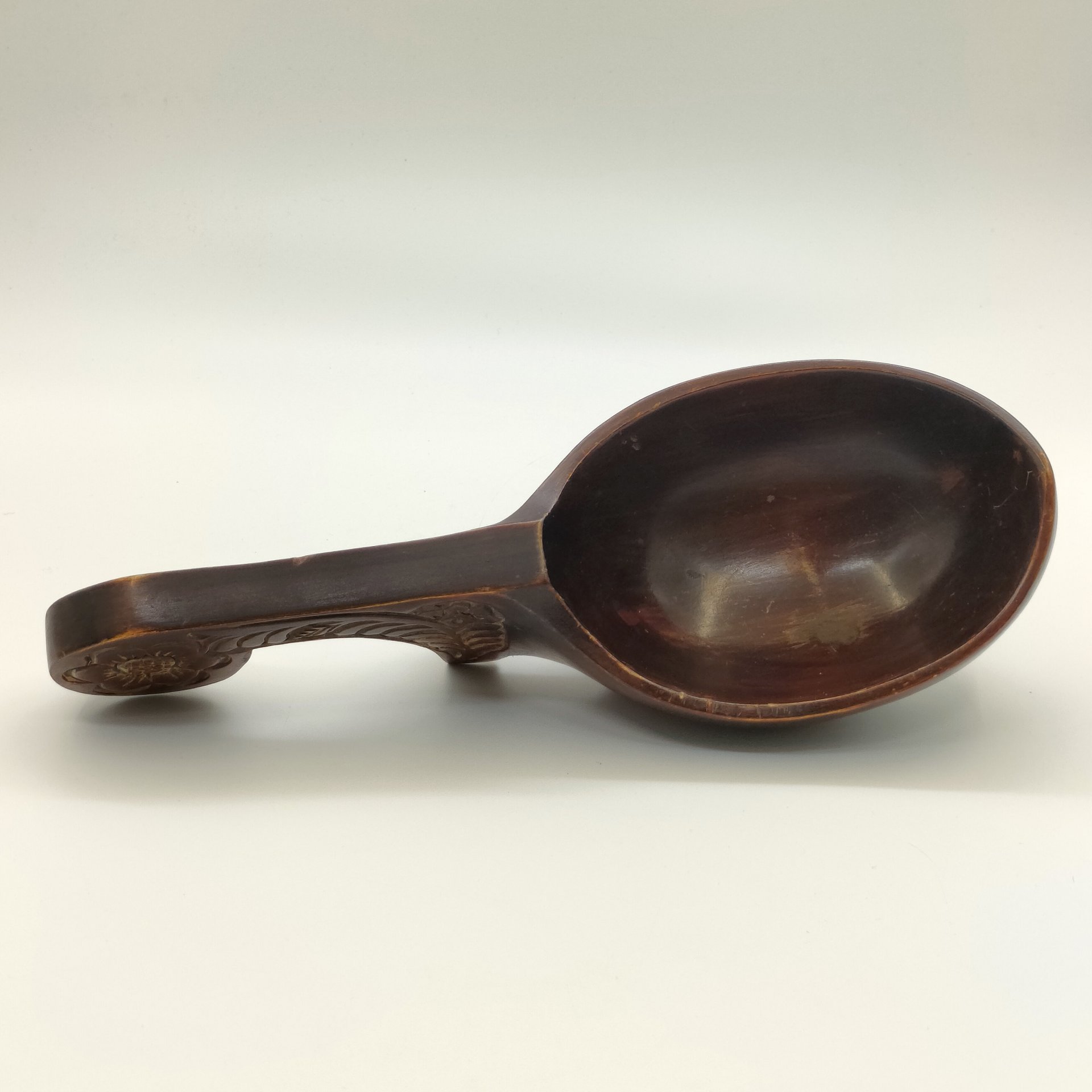 Ковш (черпак) в русском стиле, украшенный цветочным декором