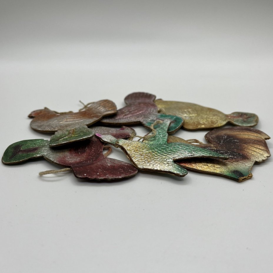 Набор из 6-ти винтажных ёлочных игрушек различных форм и расцветок, картон, штамповка, аэрография