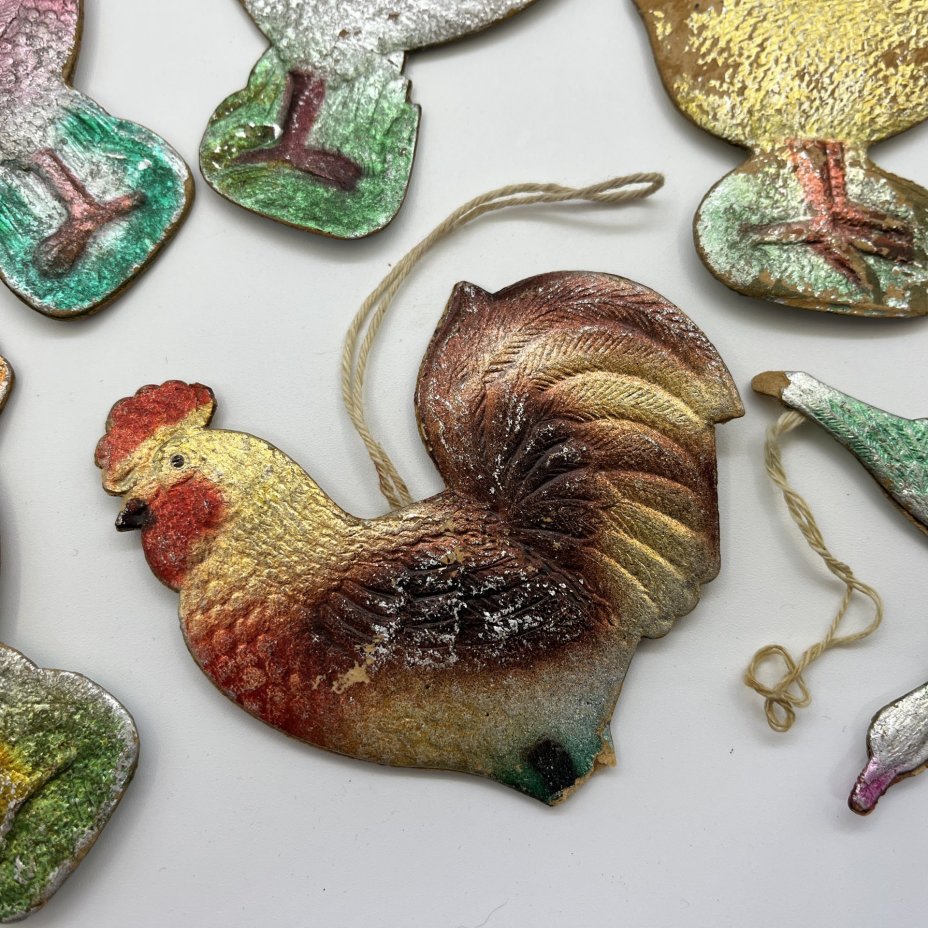 Набор из 6-ти винтажных ёлочных игрушек различных форм и расцветок, картон, штамповка, аэрография