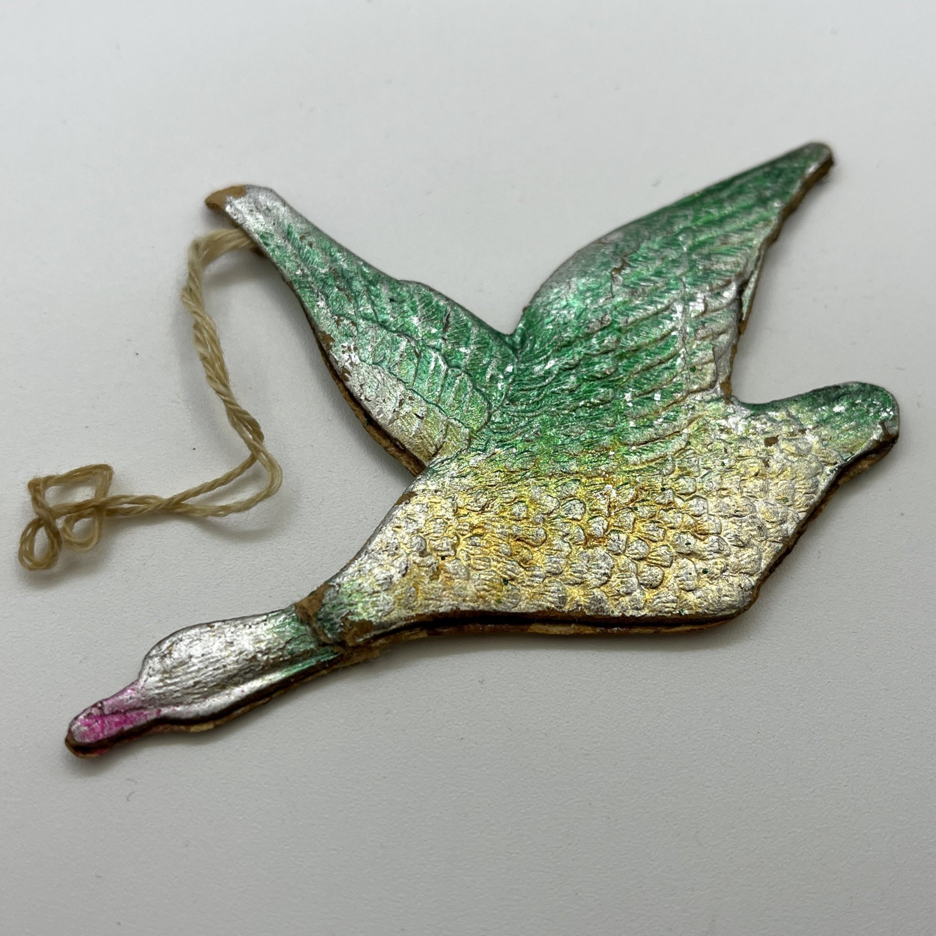 Набор из 6-ти винтажных ёлочных игрушек различных форм и расцветок, картон, штамповка, аэрография, СССР, 1950-1980 гг.