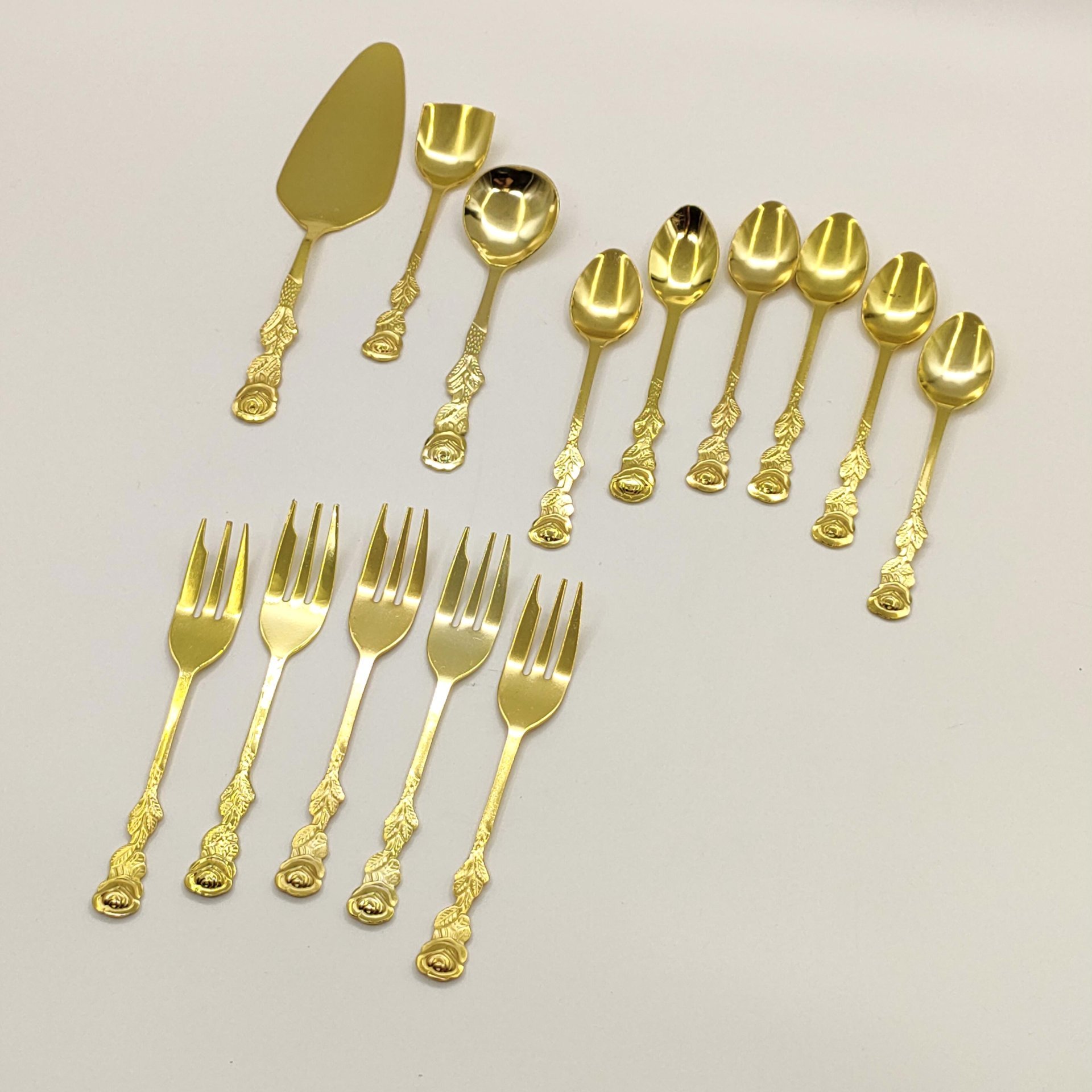 Набор столовых приборов для подачи десерта (14 предметов) с декором в виде цветка розы в оригинальной упаковке, Kaffeebesteck 15-TLG Vergoldet, нержавеющая сталь, золочение, картон