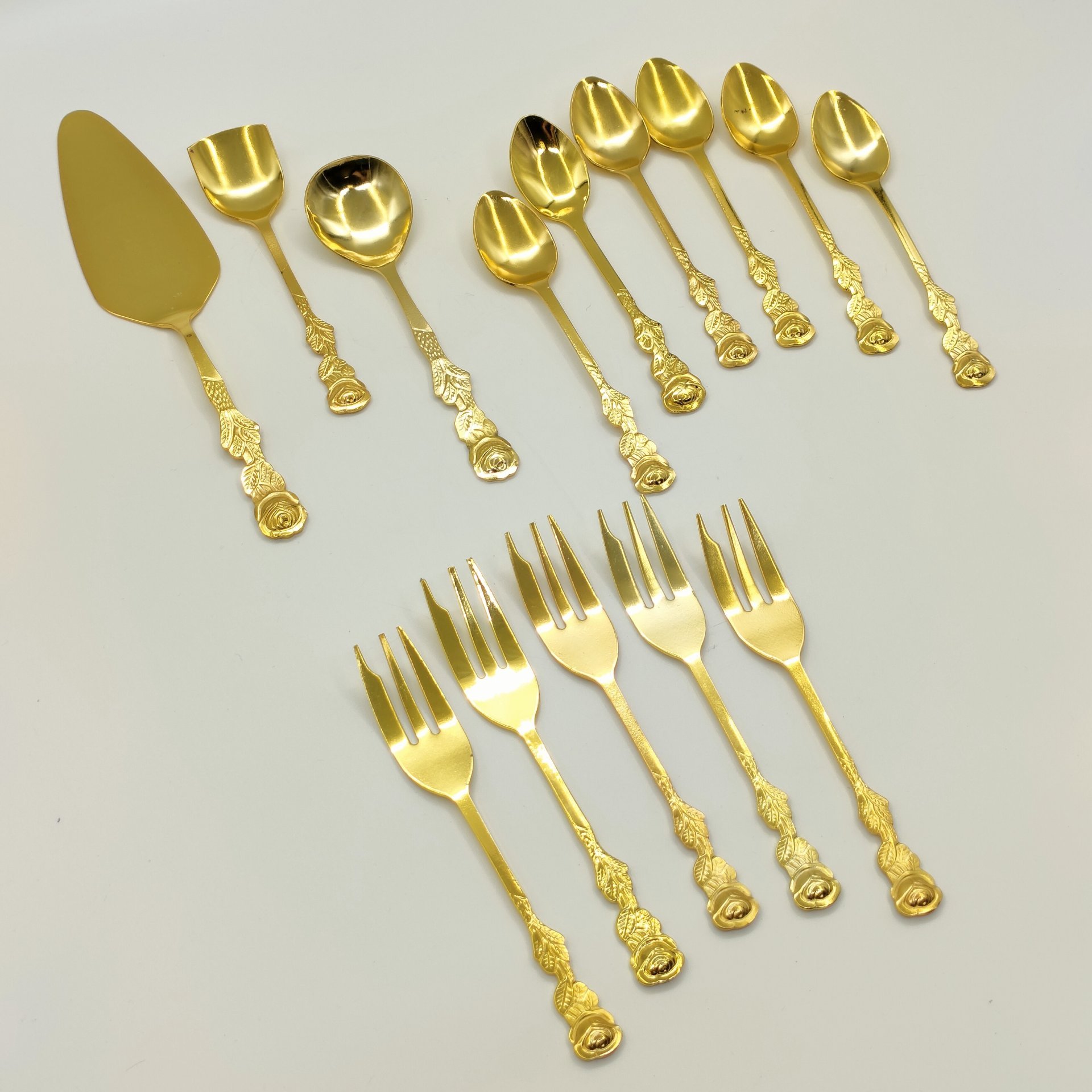 Набор столовых приборов для подачи десерта (14 предметов) с декором в виде цветка розы в оригинальной упаковке, Kaffeebesteck 15-TLG Vergoldet, нержавеющая сталь, золочение, картон