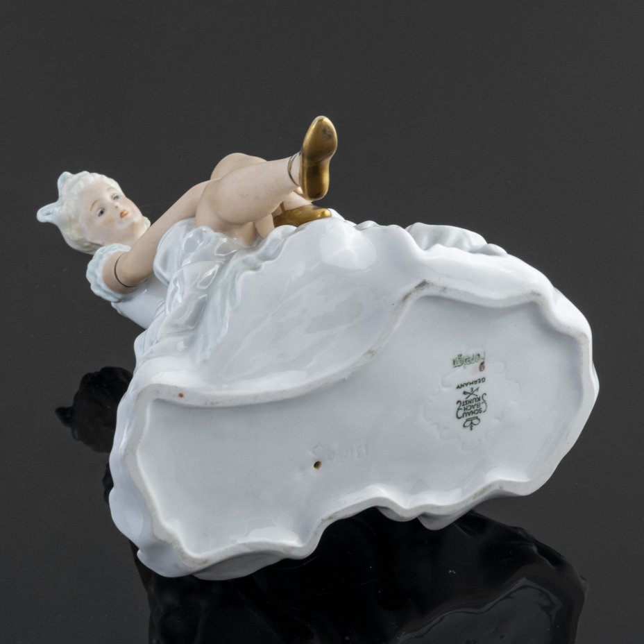 Статуэтка "Балерина, завязывающая пуанты", VEB Schaubach Kunst Lichte-Wallendorf
